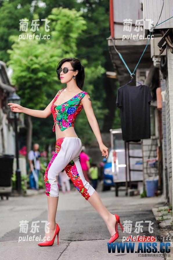爱丝的私房写真：九点半，楼下的丝臀秀