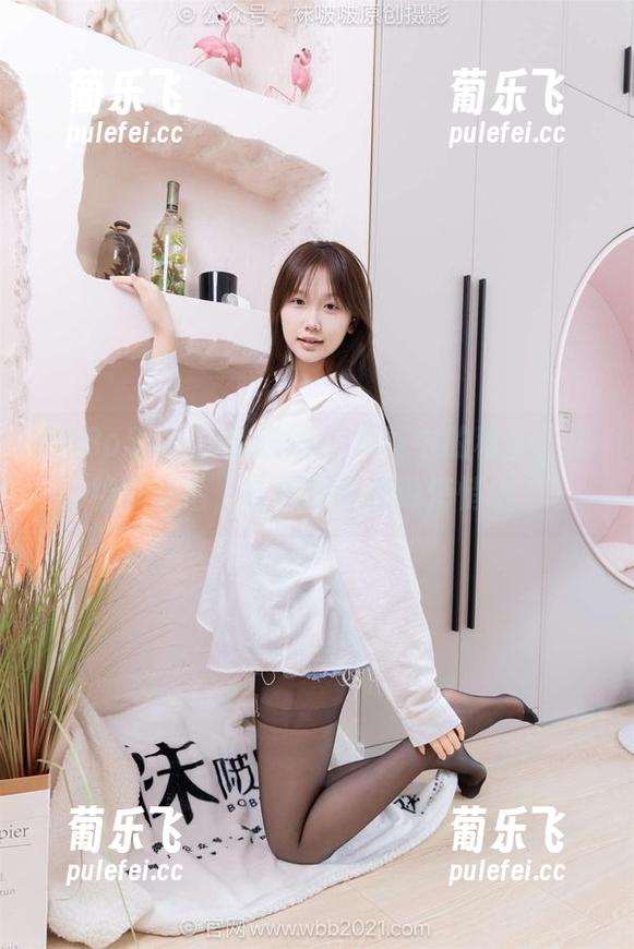 BoBoSocks袜啵啵-稚予 BoBoSocks袜啵啵 - 写真中的稚予,白棉袜分指,仿佛在跟我说悄悄话。