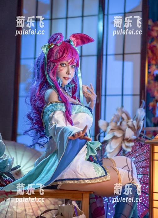 KANEKO咔喵 看!KANEKO咔喵大凤旗袍的每一角,都散发着少女情怀的微光。精选一下,这可是精品!