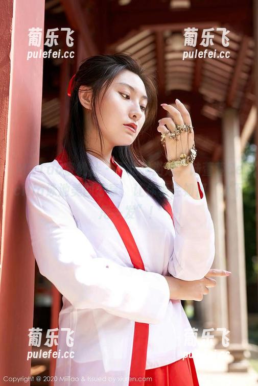 MiiTao蜜桃社 - 不止是游泳，陆萱萱Cecilia泳池美图分享，让你学会如何“水下甩头发”！