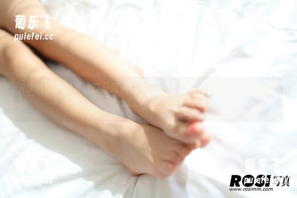 ROSI的新图集，双马尾搭配不同姿势，有的是清新，有的则是……你懂的。