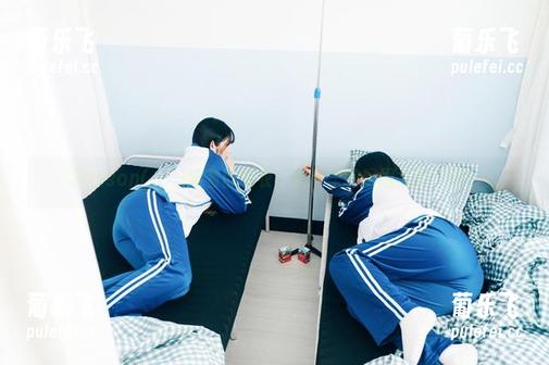 Sonson(손손)穿着的睡衣，图片里的氛围太撩了吧！