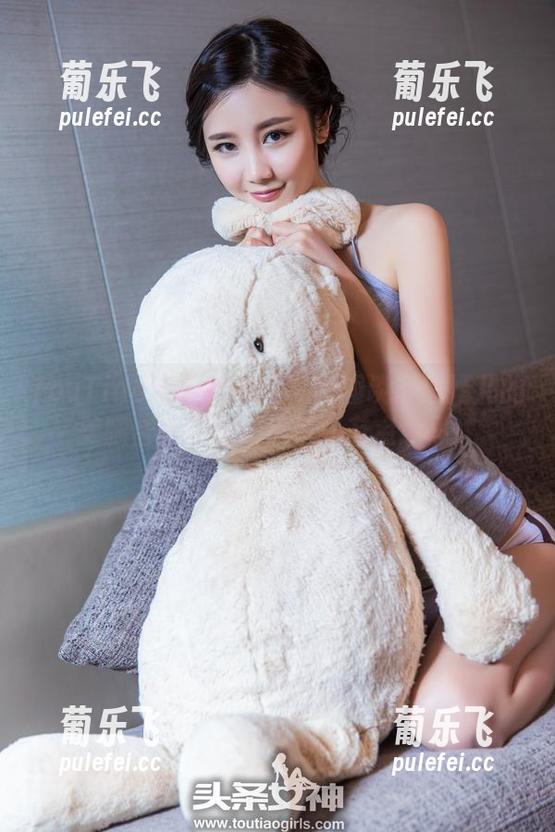 TouTiao头条女神 - 私房趣谈：唐嫣儿的美腿合集，腿部风景画有点意思！