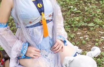 TouTiao头条女神 – 图片里的杨漫妮baby与海浪对话，照片似乎低语着潮汐的悄悄话