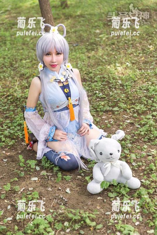 TouTiao头条女神-杨漫妮baby TouTiao头条女神 - 图片里的杨漫妮baby与海浪对话,照片似乎低语着潮汐的悄悄话