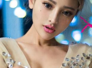 UGirls尤果网 – 套图里的夏倪可ella，豹纹穿搭好像有点炫酷，但更像是她在和我们玩捉迷藏，真看不透啊。