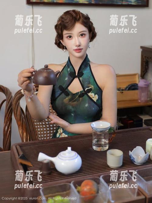 Xiuren秀人网 - 精选周大萌原图：职场秘书，不只有聊聊天的功夫哦