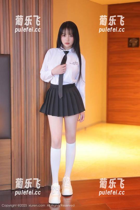 Xiuren秀人网-媃柔rourou Xiuren秀人网 - 套装里的人与美图的交融:媃柔rourou俨然是个小迷妹