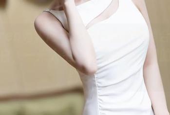 Xiuren秀人网 – 小小白思宜婚纱合集：一米白，一米人生，免费品味我们的白头到老。