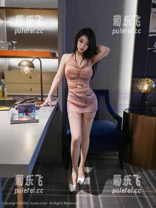 Xiuren秀人网-谢小蒽 Xiuren秀人网 - 谢小蒽的圣诞写真精选,气质和可爱并存,完美鸡腿的搭配吗?