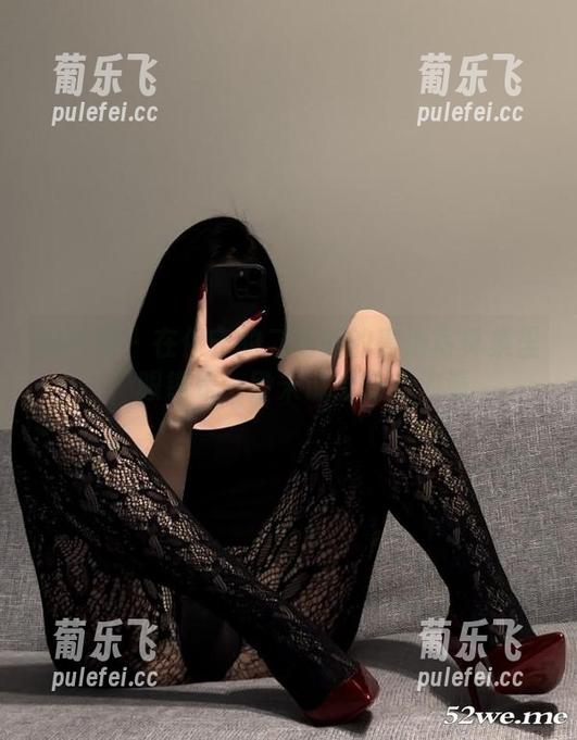 保守的二舅妈 微密圈 - 在保守的二舅妈的高清写真集里,眼镜是一段未说出口的浪漫