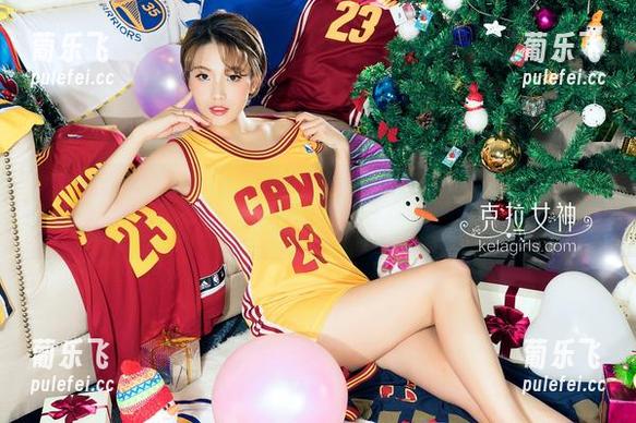 克拉女神-薇薇 克拉女神 - 薇薇的连体衣在最新美图中轻轻晃动,究竟是谁在一旁偷瞄?