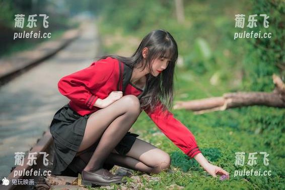 OL制服搭配研究：兔玩映画灰色丝袜合集，果然美图总是让人停下来看