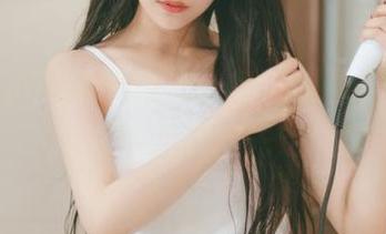肉丝与小花裙的对决：兔玩映画告诉你，真的没有谁敢先走！