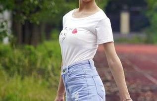 初夏女神 – 着迷于点点的泳池写真:图册里柜台与水波流动的戏剧性。