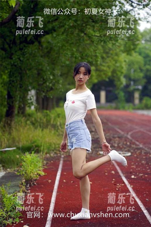 初夏女神 - 着迷于点点的泳池写真：图册里柜台与水波流动的戏剧性。