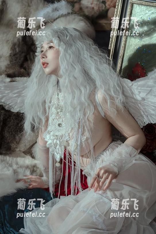 奶桃桃 制服时刻,奶桃桃的原图和图集之间,那个小暗示能否如愿透出点火花?