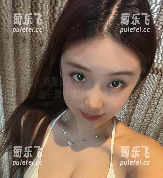 微密圈 - 奶雯泳装合集：这一层水，倒映出一段段没说完的欲望。