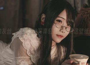 逐渐汇聚的灰丝，嫣嫣子的写真轻易让人向这壁纸伸出手指。