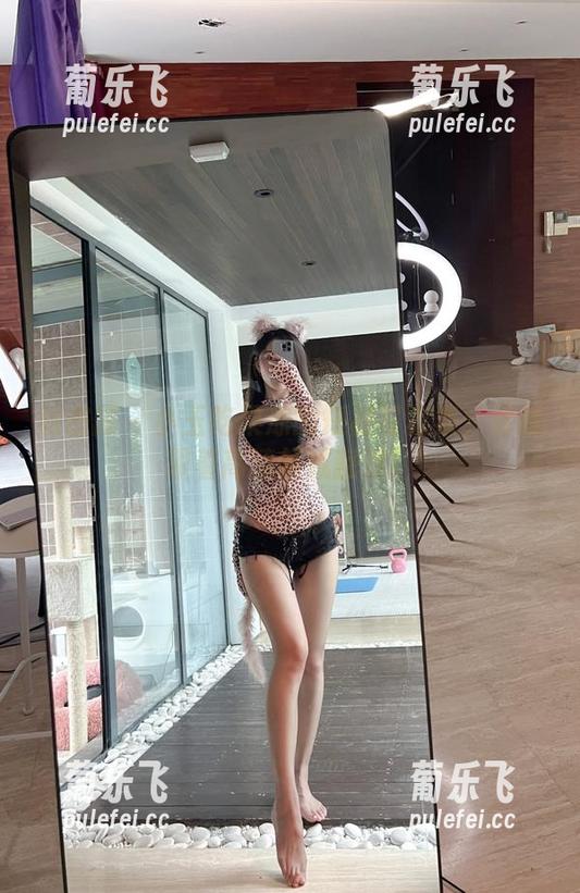 小玉吃果冻 微密圈 - 小玉吃果冻的短裙写真集:看我朝着高清领域翻滚!
