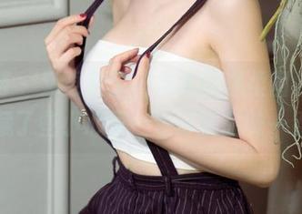 尤果网 – 又更新了，含含的温柔图包似乎暗藏了些小心思…想仔细品味一番。