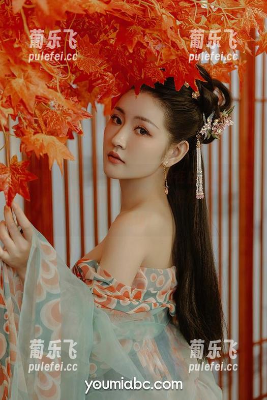 尤蜜荟 - 图片精选：沈善熙在白裙里的素颜，背后是一股‘我就是不想化妆’的强大气场！