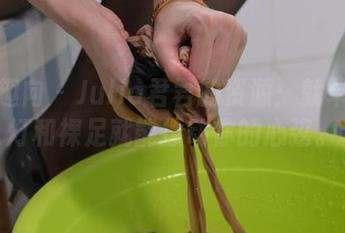 异思趣向 – Julia君君的资源：就单靠台灯和裸足就能撩动你的心弦。