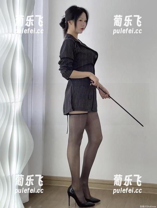 抖娘利世 抖娘利世穿上那条灰色裙,cos了一种说不出的优雅图集,哈哈,是我要学的气质吗?