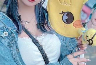 月城委员会来了，准备好接受她那超无圣光的黑白写真吗？