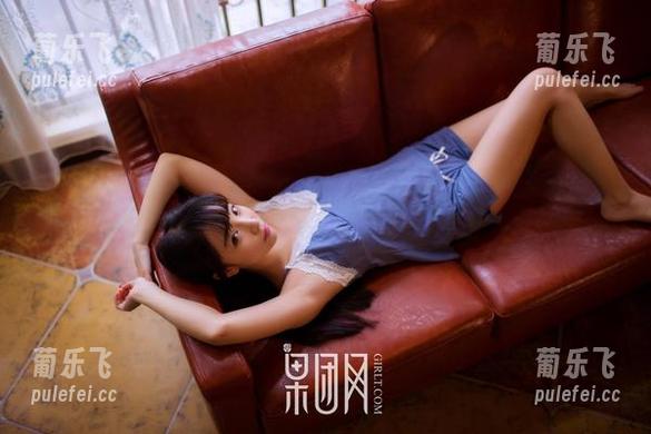果团网 - 甜Abby的海边套图—沙滩、海水，还有她那不经意的回眸，绝对眼睛要保养嘿。