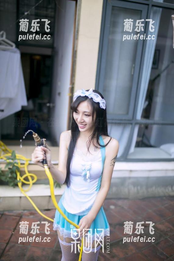 果团网 - 在线，龚玥菲红裙作品，你肩膀上我真想搭趟手。