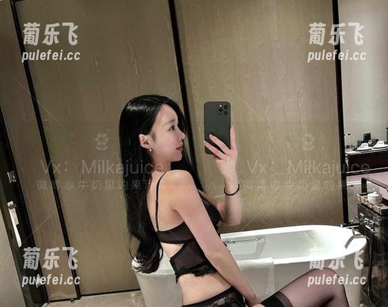 牛奶里的果汁 微密圈 - 小黑裙新定义!牛奶里的果汁定制写真,太懒太爱了
