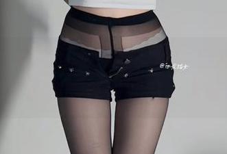 微密圈 – 观看这组肉丝写真，白龙猫女的身姿引发了我的连锁联想，太好玩了。