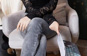 秀人网 – 模特套图里的曼柔：她还在这儿，我却开始浮想联翩…