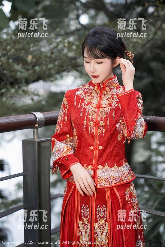 秀人网 - 白裙摇曳，白笑笑在无圣光下的美图特辑。