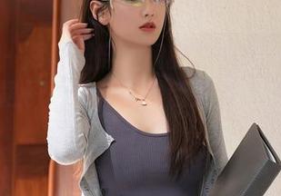 秀人网 – 郑颖姗穿红裙的美图包：今天不只是秀裙子，还有那股活力满满的无敌气场