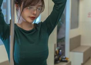 一起欣赏秋和柯基的私拍套图：户外放松，我却因为懒得出去而心痛…