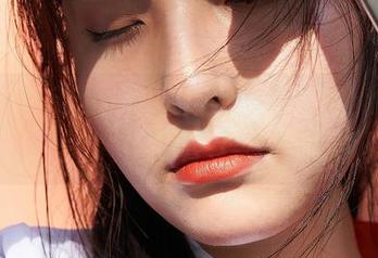 蜜桃社 – 这组伊琳的黑丝写真,让我忍不住多看几眼