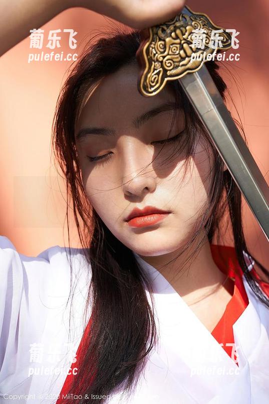 蜜桃社 - 这组伊琳的黑丝写真，让我忍不住多看几眼