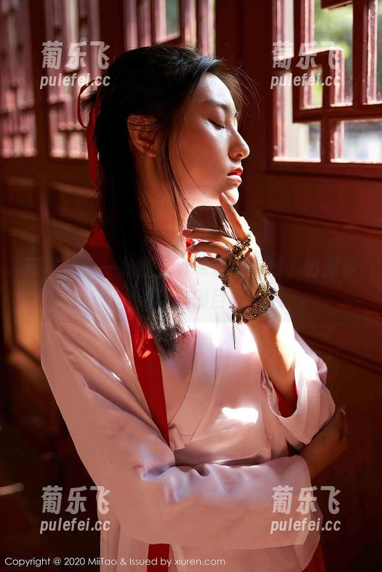 蜜桃社 - 一抬腿，真希美腿在线，资源多到让你侧目！