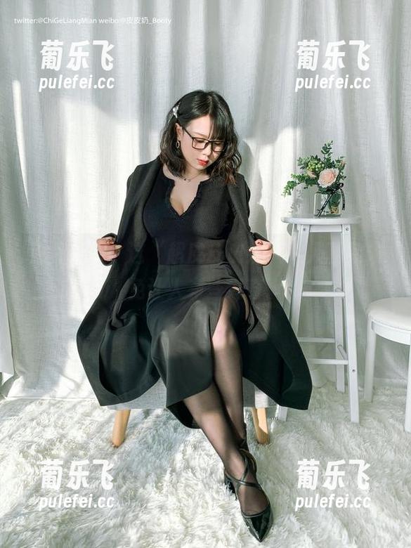 免费来袭，这“超皮皮皮奶”双人图集未免让人有些好奇。