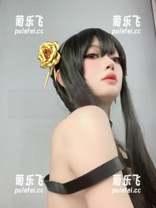 职业装也能有花样，趴趴捣蛋陌最新cos让人忍不住想靠近！