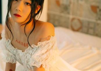 轰趴猫 – 高清妆点，Ellie艾栗栗水手服下的那抹轻盈