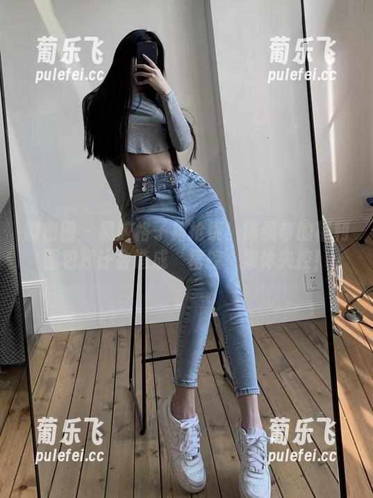 陈佩奇 微密圈 - 黑胶格子裙抢镜!陈佩奇的福利图包预计会造成‘裙控’集体失控!