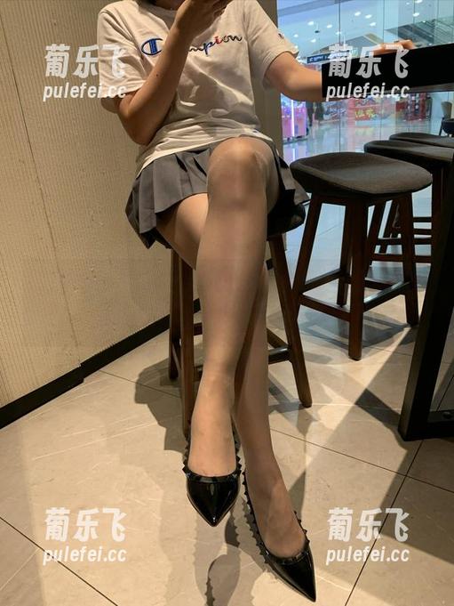 微密圈 - 裸足不裸心：雅雅的气质呀的写真更新，玩味到你想不到