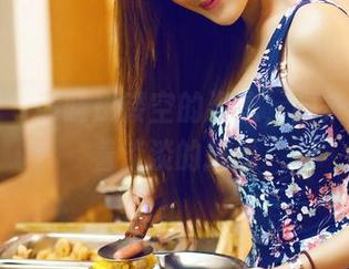 青豆客 – 谭晓彤镂空的姿态,图集里散发着淡淡的挑逗