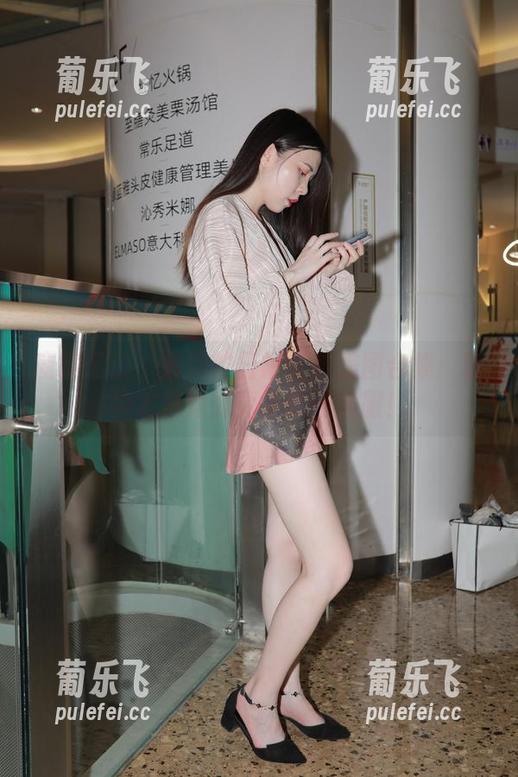 魔镜街拍-婷婷 魔镜街拍 - 婷婷的日常工作美图合集:粉裙才是她的真正队伍战服!