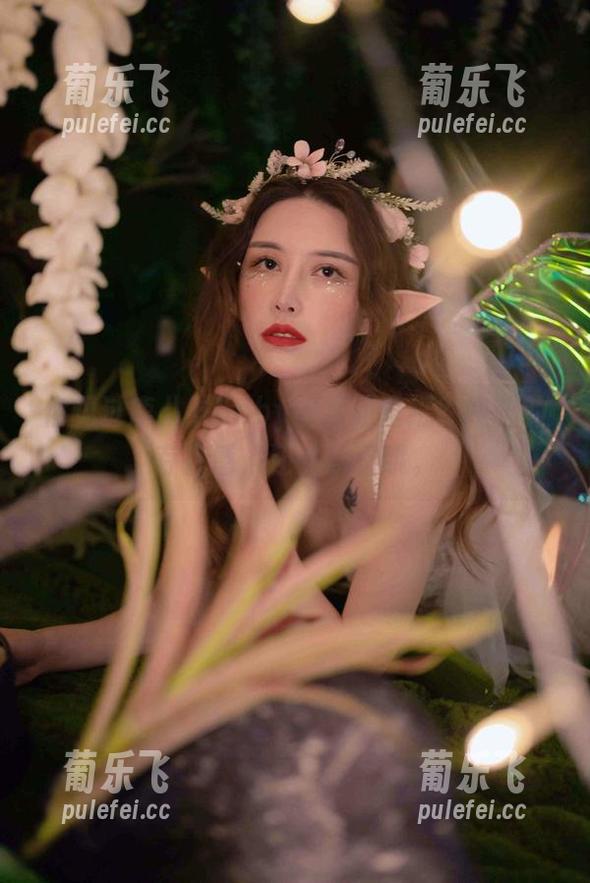 你见过鹿八岁baby的裸足壁纸？纯粹的存在感，还挺耐看哦。